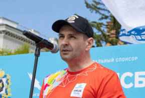Почти 2 тысячи бегунов вышли на старт полумарафона 